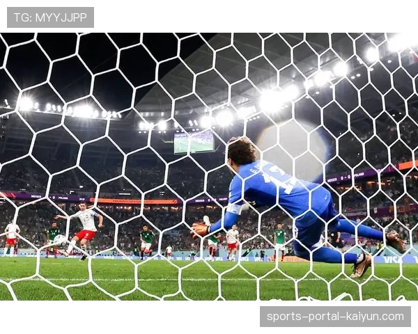 特写:莱万多夫斯基罚失点球后,罕见怒踢角旗杆 特写:莱万多夫斯基罚失点球后,罕见怒踢角旗杆