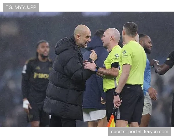 “场边:瓜迪奥拉与第四官员激烈交流,吃到黄牌” “场边:瓜迪奥拉与第四官员激烈交流,吃到黄牌”